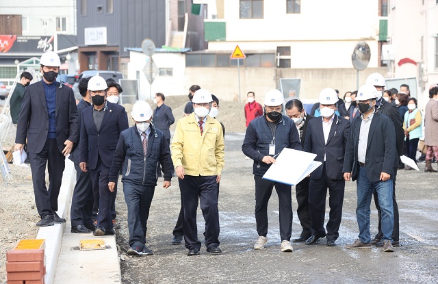 ▲ 주낙영 경주시장이 11일 현곡면과 천북면 사업 현장을 찾아 추진상황을 보고받고 직접 점검하고 있다.ⓒ경주시