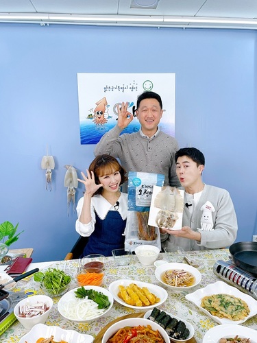 ▲ 축산면 ㈜오바다푸드팩토리가 지난 9일 오후 7시 네이버 쇼핑 라이브를 통해 1시간 동안 반건조 오징어 및 배오징어를 방송해 판매를 하고 있다.ⓒ영덕군