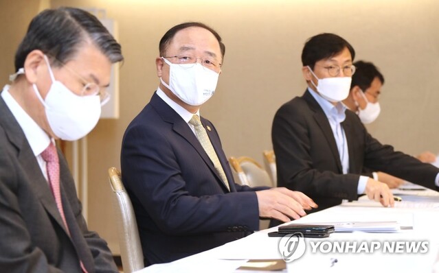 ▲ 홍남기 경제부총리 겸 기획재정부 장관이 12일 정부서울청사에서 열린 제16차 부동산시장 점검 관계장관회의에 참석했다. ⓒ 연합뉴스