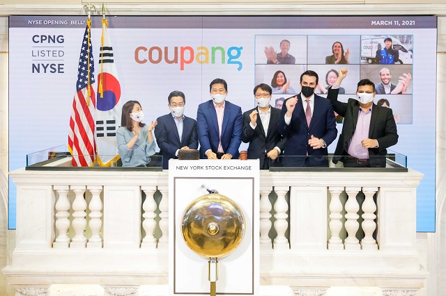 ▲ 왼쪽부터 김현명 쿠팡 IR 팀장, 강한승 쿠팡 대표이사, 김범석 쿠팡 이사회 의장, 박대준 쿠팡 대표이사, 존 터틀 NYSE 부회장, 거라브 아난드 쿠팡 CFO.ⓒ쿠팡