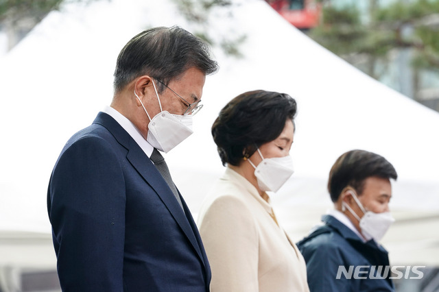▲ 문재인 대통령와 김정숙 여사가 3월 1일 서울 종로구 탑골공원에서 열린 제102주년 31절 기념식에 참석해 묵념하고 있다. ⓒ뉴시스