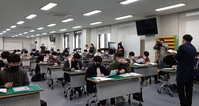 ▲ 영천시(시장 최기문)는 지난 11일 한국폴리텍대학 로봇캠퍼스 로봇관에서 시청 인구정책과, 서부동 행정복지센터 직원, 학교 신입생 등 70여 명이 참여해 찾아가는 전입신고 현장민원실을 운영했다.ⓒ영천시