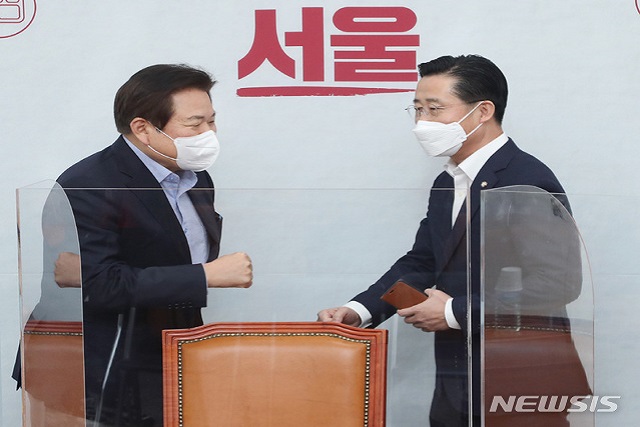 ▲ 4·7 서울시장 보궐선거에 출마한 오세훈 국민의힘 후보와 안철수 국민의당 후보의 야권 단일화 실무 협상을 위해 정양석 국민의힘 사무총장(왼쪽)과 이태규 국민의당 사무총장이 12일 오전 국회에서 만나 인사하고 있다.ⓒ뉴시스