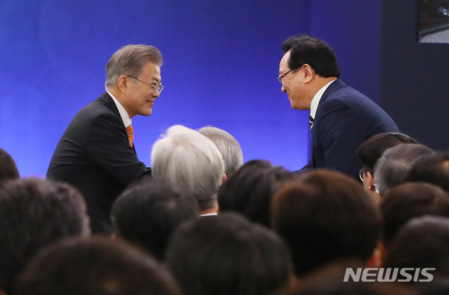 ▲ 문재인 대통령이 2019년 1월 17일 울산시청에서 열린 '수소경제와 미래에너지, 울산에서 시작됩니다' 수소경제 전략보고회에서 인사말을 마친 후 송철호 울산시장과 악수하고 있다. ⓒ뉴시스