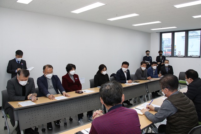 ▲ 포항시의회 지진피해대책특별위원회(위원장 백강훈)는 지진피해조사단과 간담회를 개최했다.ⓒ포항시의회