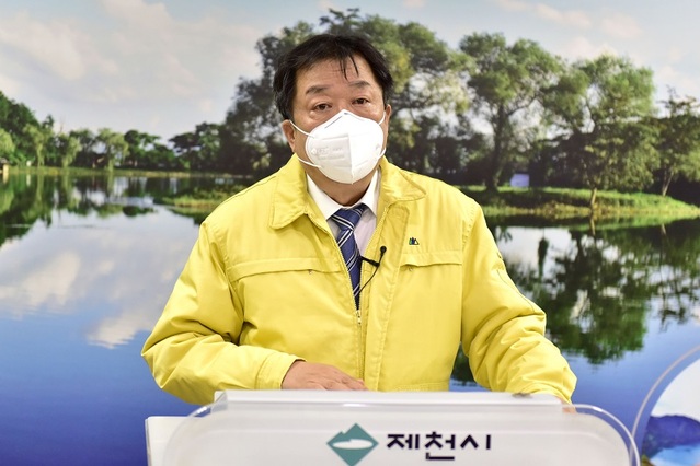 ▲ 이상천 제천시장이 천수사우나 집단감염과 관련해 12일 밤 시청에서 긴급 브리핑을 하고 있다.ⓒ제천시