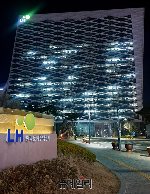 ▲ 10일 자정께 경남 진주시에 위치한 LH본사 건물 내부에 불이 켜져 있다. ⓒ정상윤 기자