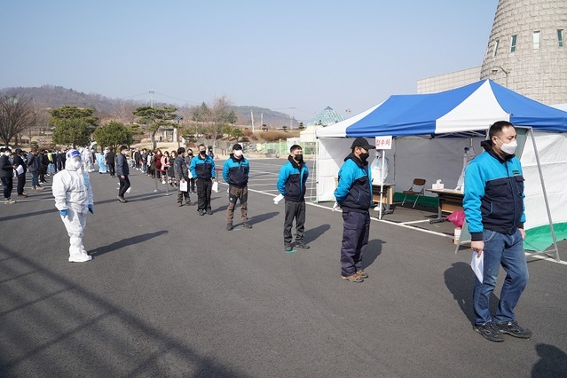 ▲ 충북 진천군 진천읍 화랑관 주차장에 마련된 임시 선별진료소에서 외국인 근로자들이 코로나19 검사를 기다리고 있다.ⓒ진천군