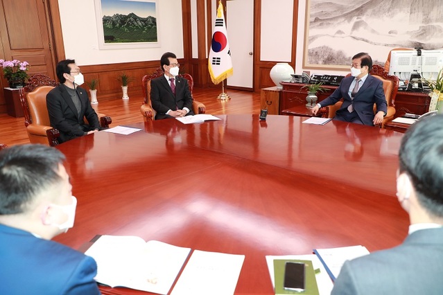 ▲ 이시종 충북도지사와 이장섭 국회의원이 지난달 8일 국회에서 박병석 국회의장을 만나 청주도심 충청권 광역철도 통과 반영을 건의하고 있다.ⓒ충북도