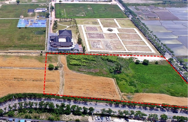 ▲ 신라시대 대표 건축물인 황룡사 9층 목탑을 형상화한 길이 65m짜리 탐방로를 포함한 녹지공간(붉은 점선)이 황룡사 부지 옛터에 들어선다.ⓒ경주시