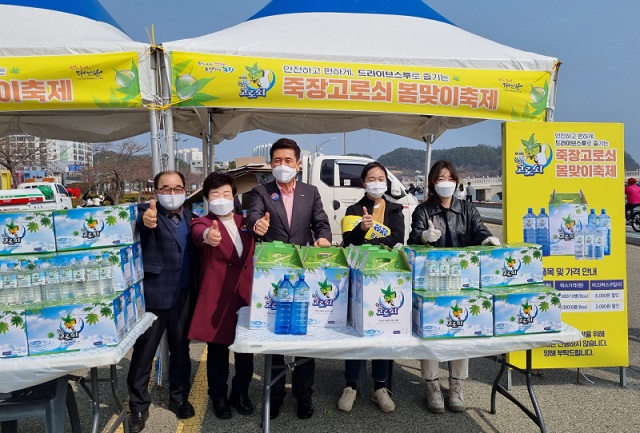 ▲ 이강덕 시장이 죽장고로쇠 봄맞이 드라이브스루 축제에 참석해 죽장고로쇠를 홍보하고 있다.ⓒ포항시