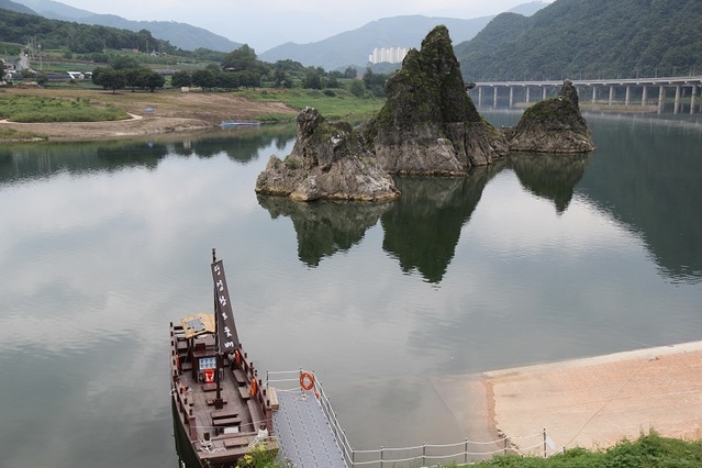 ▲ 단양 도담삼봉 앞에 정박해 있는 단양황포돛배.ⓒ단양군