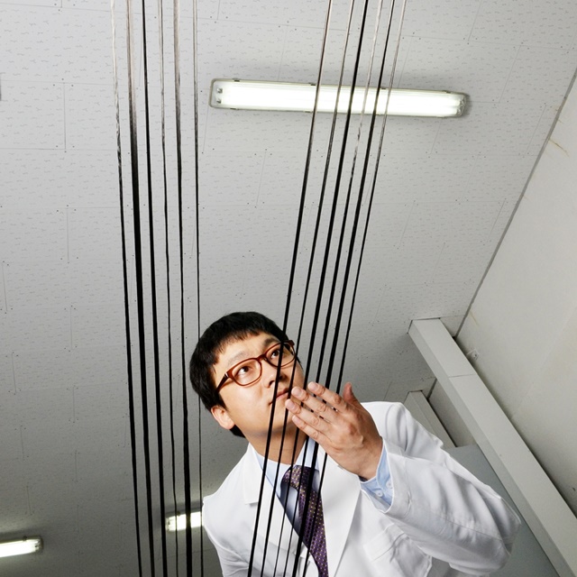 ▲ 효성의 연구원이 자사의 탄소섬유'탄섬(TANSOME)'을 검사하고 있다. ⓒ효성