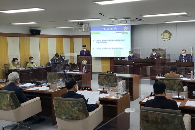 ▲ 청도군의회(의장 김수태)는 제272회 임시회를 개회해 2020회계연도 결산검사위원 선임의 건 등 시급히 처리할 할 안건에 대해서 심의·의결했다.ⓒ청도군의회