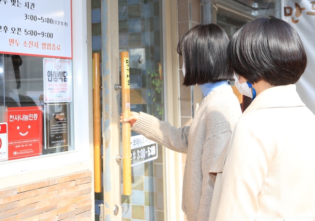 ▲ 지난해 수성구로부터 안심식당으로 지정된 일반음식점을 주민들이 이용하고 있다.ⓒ수성구