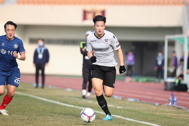 ▲ 천안시축구단이 지난 14일 충청더비에서 열린 청주FC와 경기에서 후반 13분 조주영 선수가 첫골을 성공시켰다. 조수영이 드리볼을 하고 있다.ⓒ천안시축구단