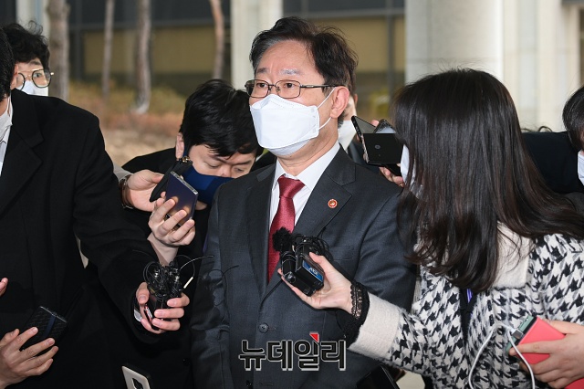 ▲ 박범계 법무부 장관이 15일 오전 서울 서초구 서울고등검찰에서 열린 LH관련 전국고검장 간담회에 참석해 취재진의 질문에 답하고 있다. ⓒ권창회 기자