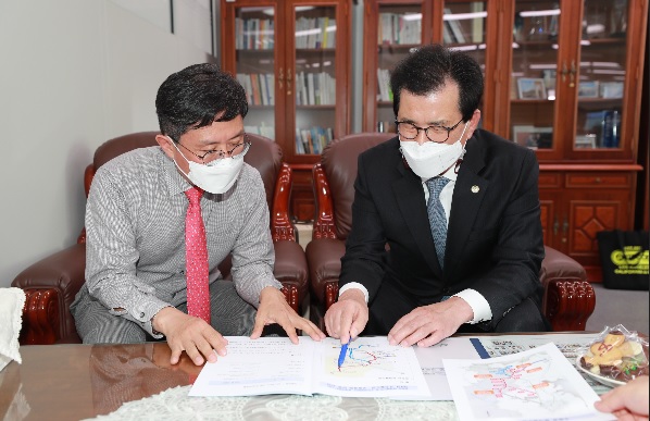 ▲ 이시종 충북도지사가 15일 국토부를 방문, 국토부 2차관과 기획재정부 예산실장을 차례로 만나 충청권 광역철도 청주도심 통과 등을 건의하고 있다.ⓒ충북도