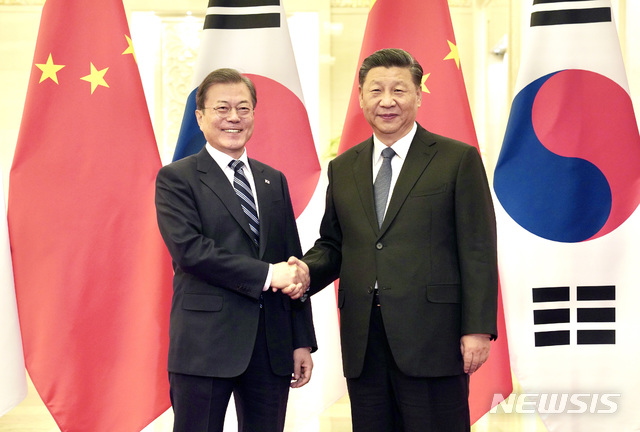 ▲ 2019년 12월 23일 문재인 대통령과 시진핑 중국 국가주석이 중국 베이징 인민대회당에서 정상회담 전 악수를 하고 있다. ⓒ뉴시스
