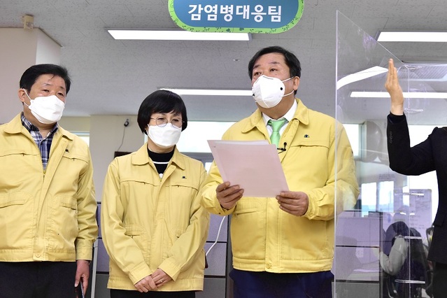 ▲ 이상천 제천시장이 16일 시청에서 사우나 집단감염과 관련해 브리핑을 하고 있다.ⓒ제천시