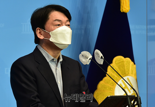 ▲ 서울시장 보궐선거에 출마한 안철수 국민의당 후보가 16일 오전 국회 소통관에서 기자회견을 하고 있다.ⓒ이종현 기자