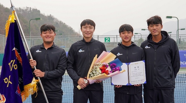 ▲ 세종시청 소속 테니스팀이 15일 양구에서 열린 '제1차 테니스실업연맹전'에서 남자 단체전 우승을 차지한 뒤 기념촬영 하고 있다.(왼쪽부터 조현우, 손지훈, 김근준, 남지성 선수)ⓒ세종시