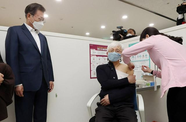 ▲ 지난 2월 26일 서울 마포구 보건소에서 김윤태 푸르메 넥슨 어린이병원장이 아스트라제네카의 우한코로나 백신을 접종받는 모습을 지켜보는 문재인 대통령. 문 대통령은 이때 '1호 접종관람자'라는 별명을 얻었다. ⓒ뉴시스. 무단전재 및 재배포 금지.