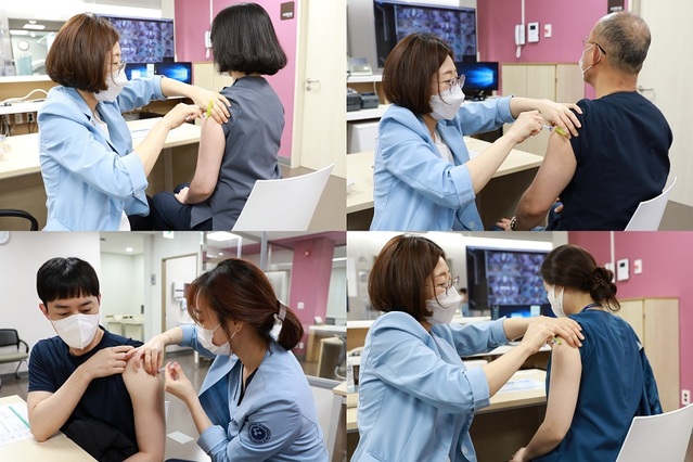 ▲ 세종충남대병원 의료진 등이 화이자 백신 예방접종을 하고 있다.ⓒ세종충남대병원