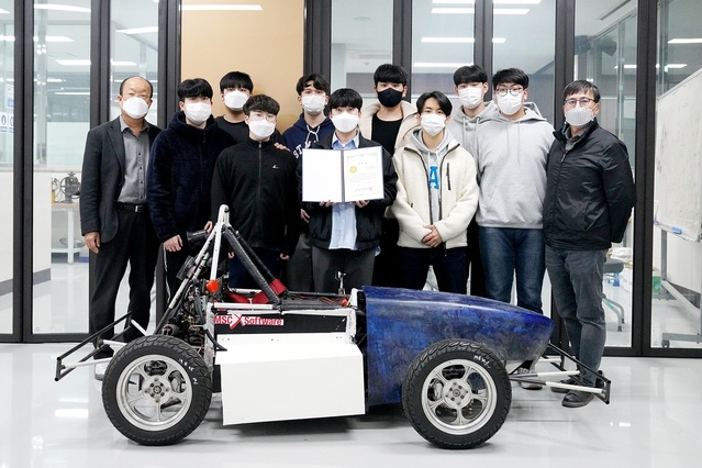 ▲ 제2회 대학생 스마트 e-모빌리티 경진대회에서 장려상을 수상한 CR&DE SAE팀과 최정원 교수(좌)와 장운근 교수(우).ⓒ영남이공대