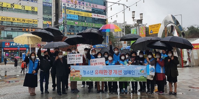 ▲ 대전 동구가 대전동부경찰서 및 법사랑 위원 대전 동구 지구협의회와 함께 학교 주변 청소년 유해업소 등에 대한 민·관 합동 점검했다.ⓒ대전동구