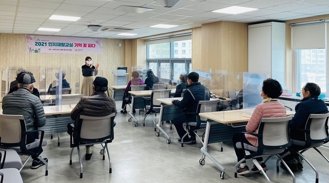 ▲ 수성구는 지난 15일 수성구보건소 치매안심센터 ‘기억 꽃 피다’에서 치매어르신들을 보호하며 인지재활훈련을 진행하고 있다.ⓒ수성구