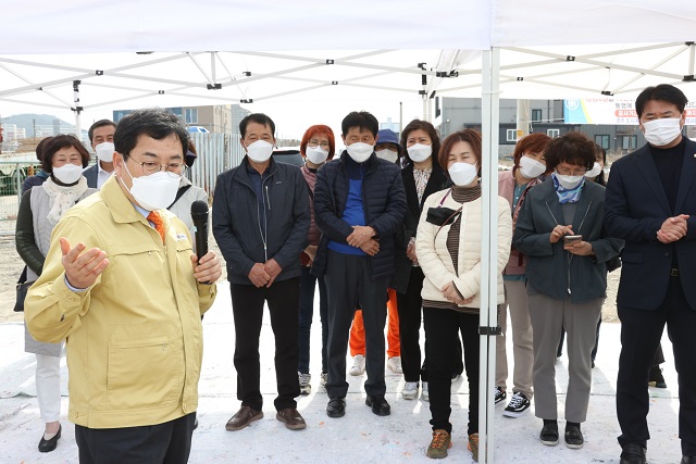 ▲ 주낙영 시장이 용강동 ‘여성행복드림센터 건립’ 찾아 주요 사업을 직접 점검하고 있다.ⓒ경주시