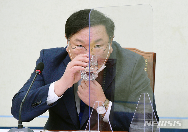 ▲ 더불어민주당 김태년 당대표 직무대행이 16일 서울 여의도 국회에서 국민의힘 주호영 원내대표의 LH 국정조사 제안 수용 등에 대해 기자회견 중 잠시 물을 마시고 있다. ⓒ뉴시스