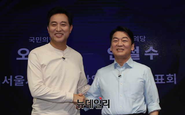 ▲ 오세훈 국민의당 서울시장 후보와 안철수 국민의 힘 서울시장 후보가 지난 15일 서울 영등포 한 스튜디오에서 열린 단일화 비전발표회에 앞서 포토타임을 갖고 있다.ⓒ이종현 기자
