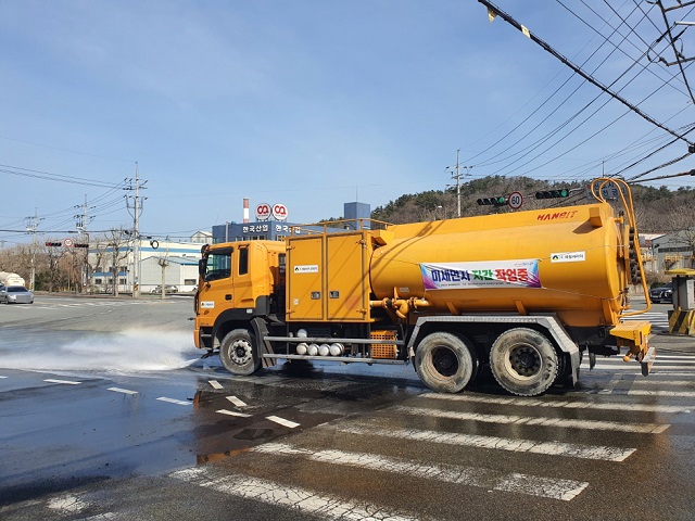 ▲ 철강관리공단 내 주요 도로에 살수작업을 실시하고 있다.ⓒ포항시