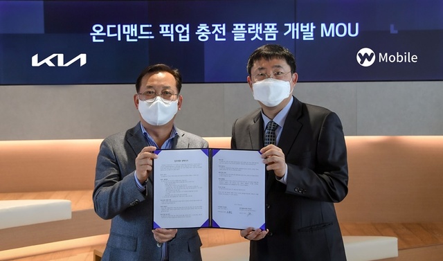 ▲ 사진 왼쪽부터 오용진 기아 판촉전략실장(상무)과 이영석 YW모바일 대표이사 ⓒ기아