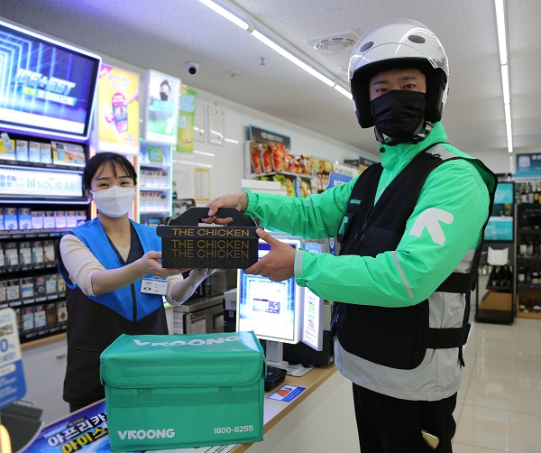 ▲ ‘편의점 치킨’이 배달 서비스를 타고 급부상하고 있다. 주요 편의점에서 배달 서비스를 이용하는 고객 10명 중 1명은 ‘편의점 치킨’을 이용할 정도다. 마리당 판매하는 프랜차이즈 대비 낱개 판매로 가성비(가격 대비 성능)를 높인 편의점 치킨이 인기를 끌고 있다.
ⓒGS25