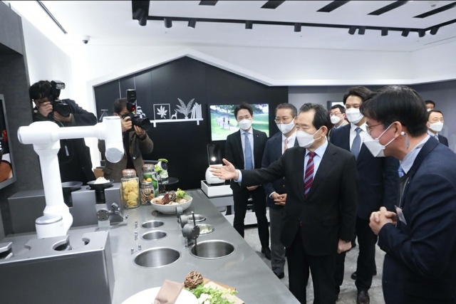 ▲ 17일 정세균 국무총리가 서울 강서구 마곡 LG사이언스파크를 방문해 이노베이션 갤러리에서 쉐프봇을 살펴보고 있다.ⓒLG