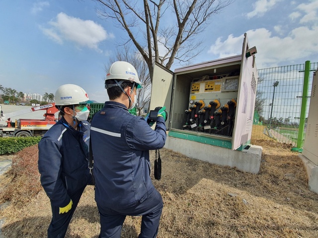 ▲ 한국전력 대구본부(본부장 조택동)는 코로나19 백신 예방접종센터의 안정적 전력공급을 위해 대구동산병원 등 관내 7개소 예방접종센터의 합동점검을 오는 19일까지 시행한다.ⓒ한전 대구본부