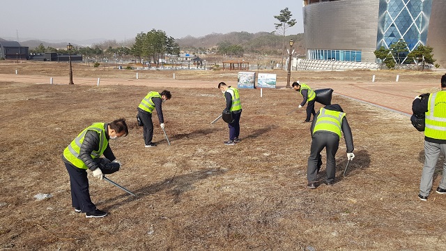 ▲ 경북문화관광공사(사장 김성조, 이하 공사)는 봄을 맞아 안동문화관광단지 내 환경 미화를 위한 클린(Clean) 안동문화관광단지 가꾸기 캠페인을 펼치고 있다.ⓒ경북관광공사
