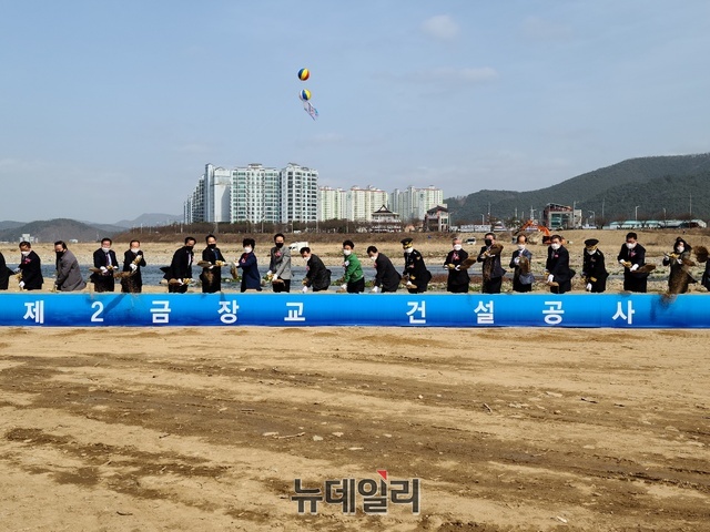 ▲ 경주시의 해묵은 난제였던 제2금장교가 사업 추진 5년 만에 ‘황금대교’라는 명칭으로 본격적인 공사에 착수했다.ⓒ뉴데일리