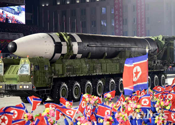 ▲ 북한이 지난해 10월 10일 노동당 창건기념 열병식에서 공개한 신형 대륙간탄도미사일(ICBM). ⓒ뉴시스