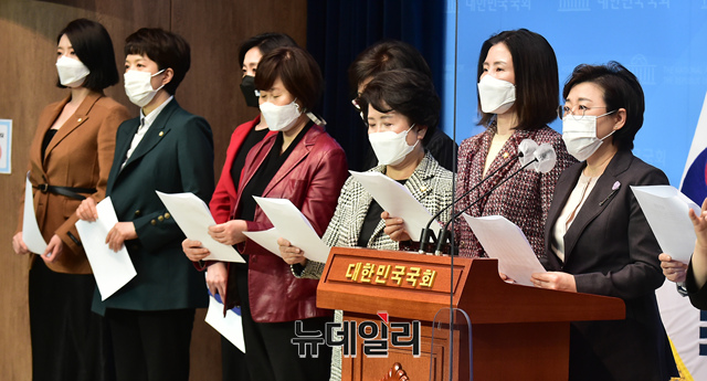 ▲ 김정재 국민의힘 성폭력대책특위원장 및 소속 여성의원들이 17일 국회 소통관에서 박원순 피해자 입장발표 관련 기자회견을 갖고 성명서를 낭독하고 있다. ⓒ이종현 기자