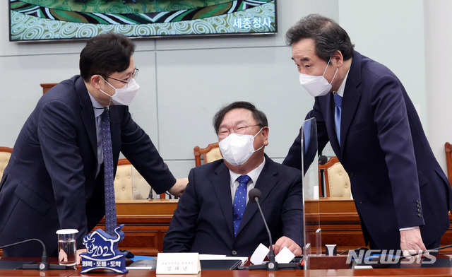 ▲ = 이낙연 더불어민주당 대표, 김태년 원내대표, 홍익표 정책위의장이 지난 8일 오후 청와대 여민관에서 영상으로 열린 법무부ㆍ행정안전부 업무보고에 참석해 이야기를 나누고 있다. ⓒ뉴시스