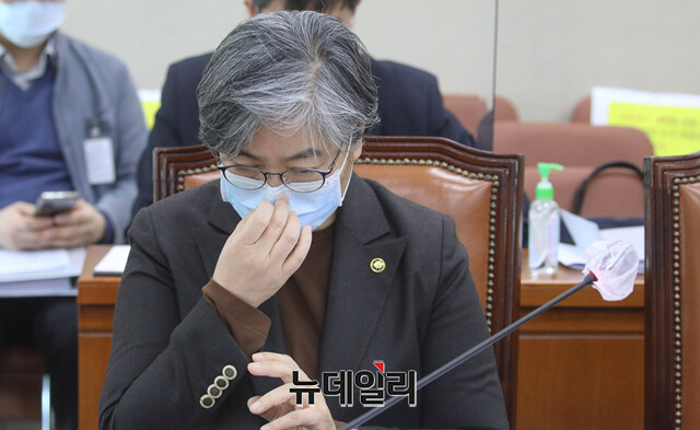 ▲ 정은경 질병관리청장이 17일 국회 보건복지위원회 전체회의에 참석했다.ⓒ공동취재단