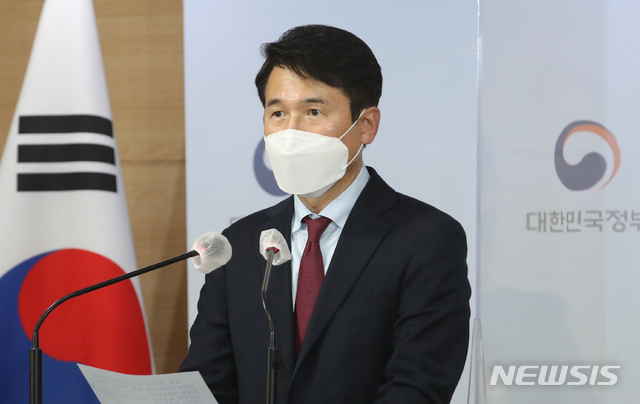 ▲ 최창원 국무조정실 국무1차장이 17일 서울 종로구 정부서울청사 합동브리핑실에서 LH 투기 의심자에 대한 구체적 후속조치 방안을 발표하고 있다. ⓒ뉴시스