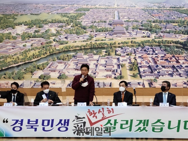 ▲ 이철우 지사는 ‘상징형 짚라인 조성 사업’과 가족형 체험놀이 시설인 ‘루지월드 조성사업’ 추진 등 보문관광단지 리모델링을 적극적으로 추진해 경주가 세계에서 손꼽히는 관광 명소로 재탄생 할 수 있도록 최선을 다하겠다고 답했다.ⓒ뉴데일리