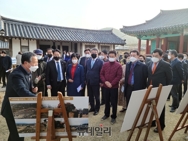 ▲ 이 지사(앞줄 오른쪽 세번째)는 현장 간담회를 마친 후 경주시 서악2길에 위치한 서악마을을 찾아 현장을 둘러봤다.ⓒ뉴데일리