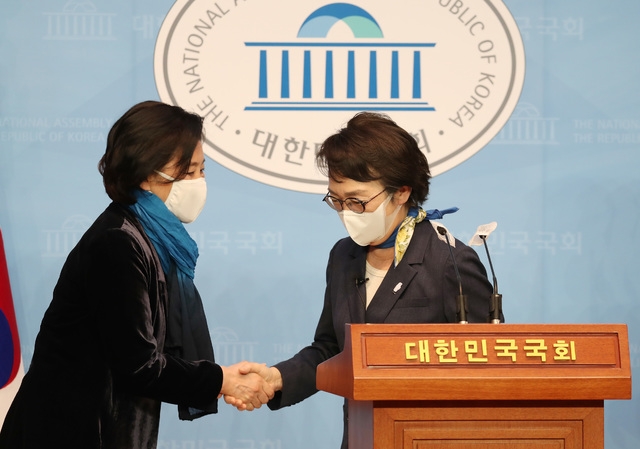 ▲ (오른쪽부터) 김진애 열린민주당 서울시장 후보와 박영선 더불어민주당 서울시장 후보. (국회사진기자단) ⓒ뉴시스