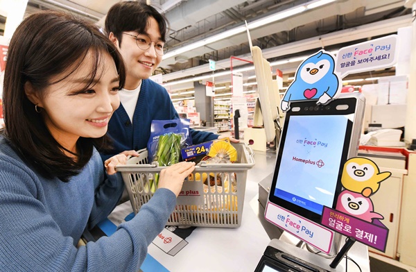 ▲ 모델들이 18일 서울 마포구 홈플러스 월드컵점에서 ‘신한 페이스페이' 서비스를 소개하고 있는 모습. ⓒ신한카드